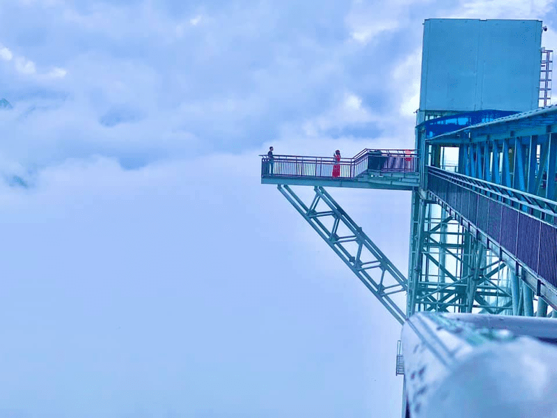 Đứng trên cầu kính như bước trên mây