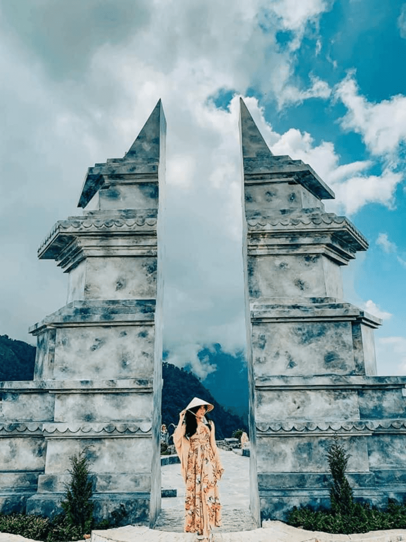 Du khách nữ check-in tại khu vực Cổng trời Ô Quy Hồ