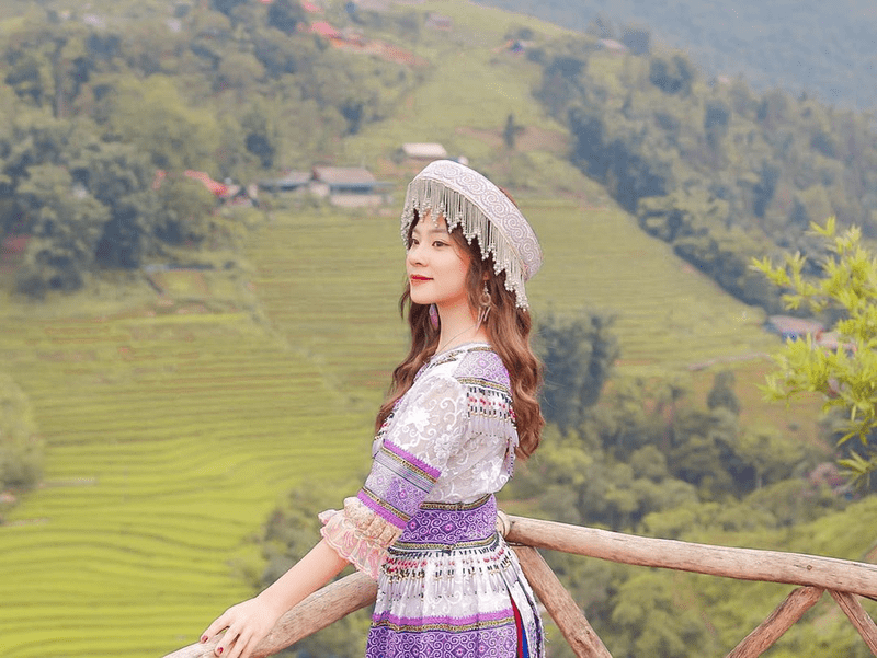 Đi sapa mùa hè mặc trang phục dân tộc Mông khi chụp ảnh với bối cảnh núi rừng Tây Bắc