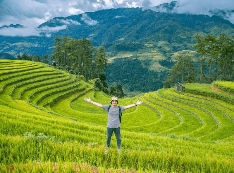 Áo thun, quần jean, giày thể thao và balo là kiểu phối đồ đơn giản, năng động cho chuyến đi du lịch Sa Pa mùa hè