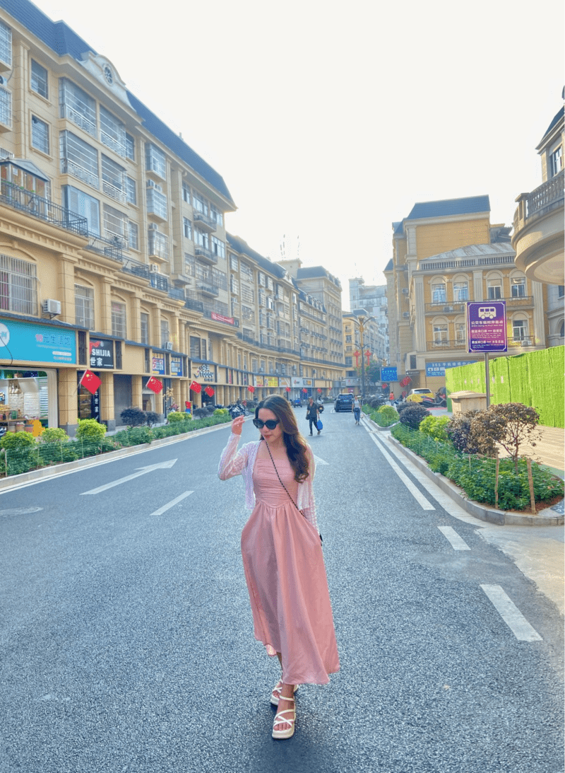 Outfit đi Sa Pa mùa hè là kiểu phối váy hai dây dài thêm áo khoác mỏng bên ngoài
