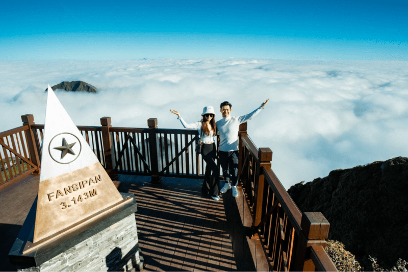 Quần áo mặc đi Sa Pa mùa hè cần chuẩn bị thêm áo thun dài tay, quần dài và giày thể thao để tham quan đỉnh Fansipan