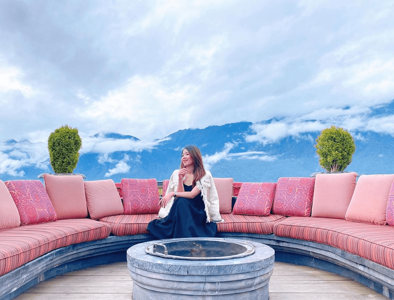 Bạn có thể chuẩn bị áo khoác dạ tweed cùng váy 2 dây trong hành trang đi Sa Pa tháng 4