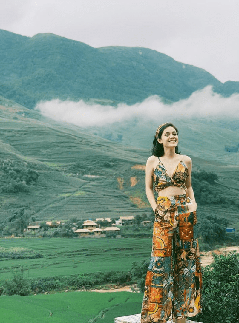 Set áo 2 dây phối với quần culottes dáng dài, hoạ tiết thổ cẩm nổi bật đi kèm với khăn turban vừa cá tính lại thời trang