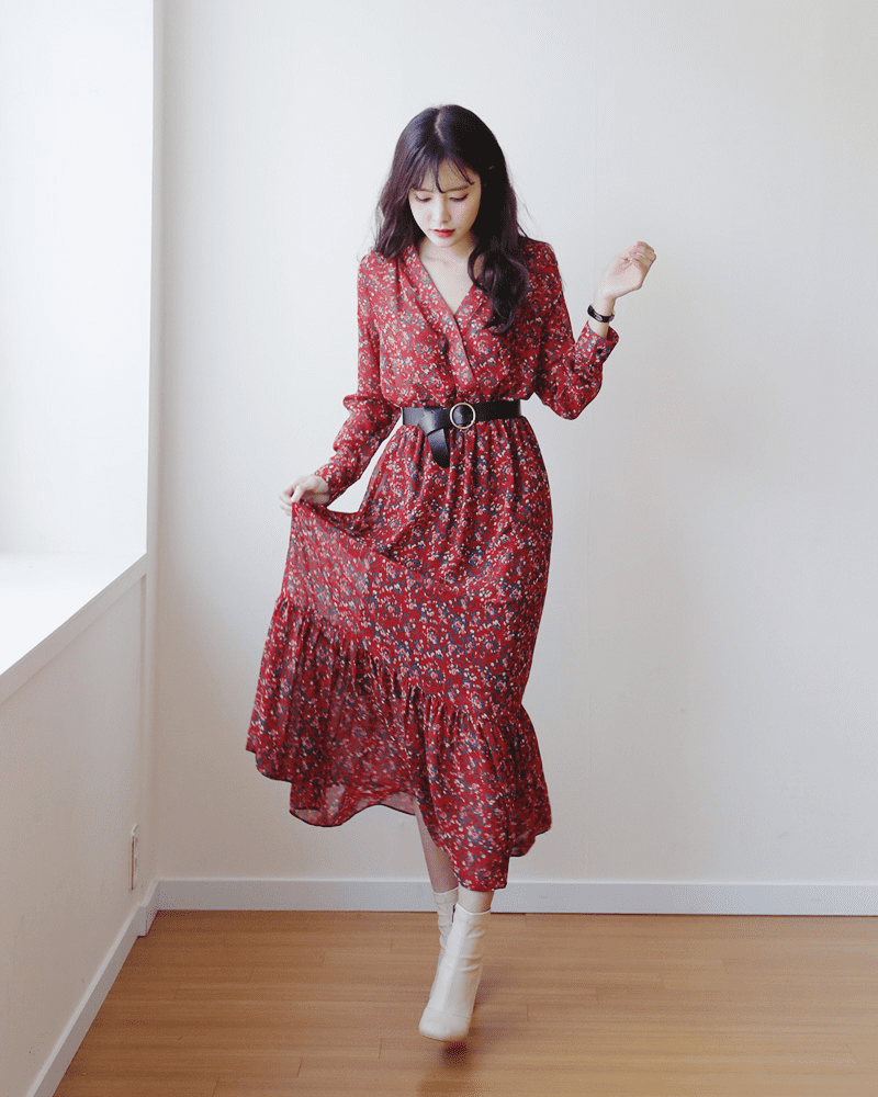 Một chiếc váy hoa nhí dài kết hợp với thắt lưng to bản màu đen cùng đôi boots trắng sẽ toát lên vẻ yêu kiều của người mặc