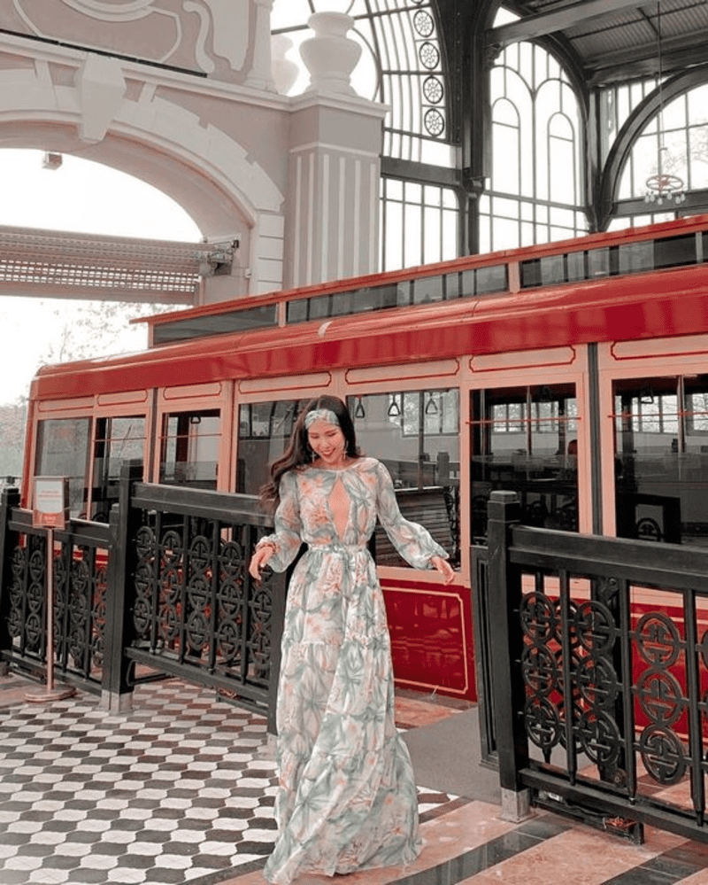 Váy maxi hoa dáng dài kết hợp với khăn turban cùng hoạ tiết là outfit xuân hè đơn giản mà bạn có thể tham khảo khi du lịch Sa Pa tháng 4