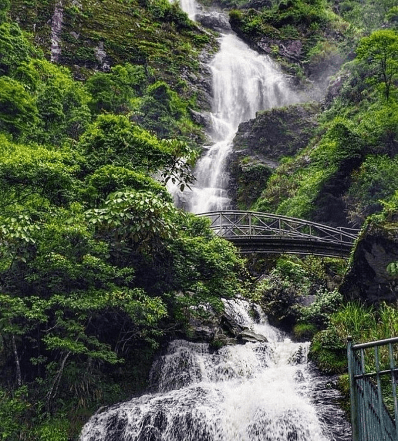 Tháng 4 là mùa nước nổi ở Sa Pa nên đây cũng là dịp Thác Bạc tuôn đổ nước nhiều nhất trong năm 