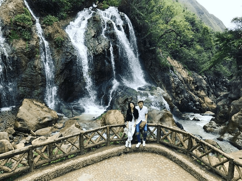 Du khách check-in dưới chân Thác Bạc