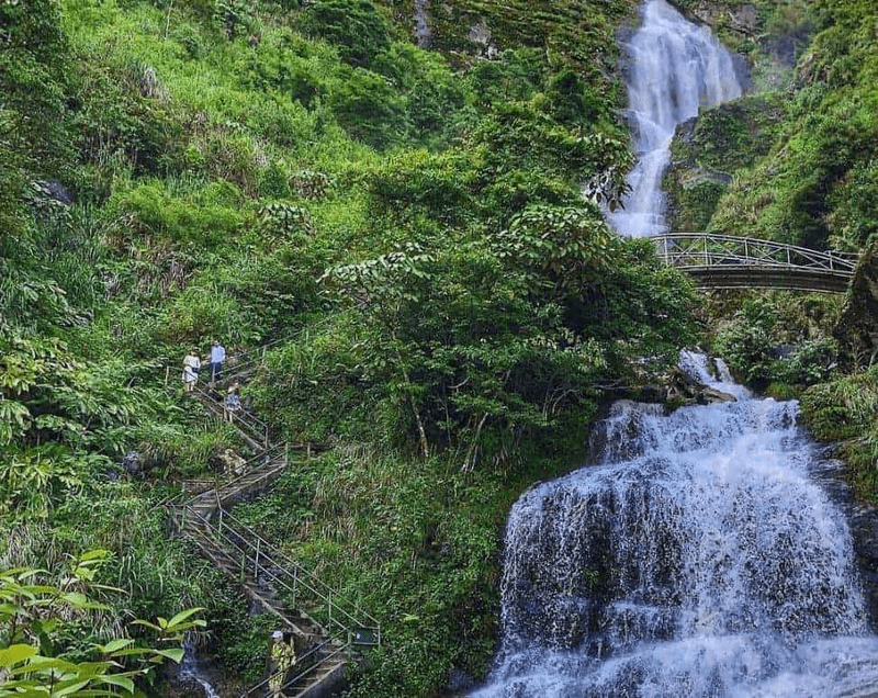 Cây cầu bắc ngang “dải lụa trắng” cũng là địa điểm check-in yêu thích của nhiều du khách