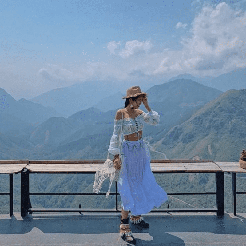 Áo croptop phối với chân váy dài trắng, thêm phụ kiện mang phong cách vintage là trang phục đi Sa Pa tháng 4 giúp bạn có những bức ảnh check in cuốn hút