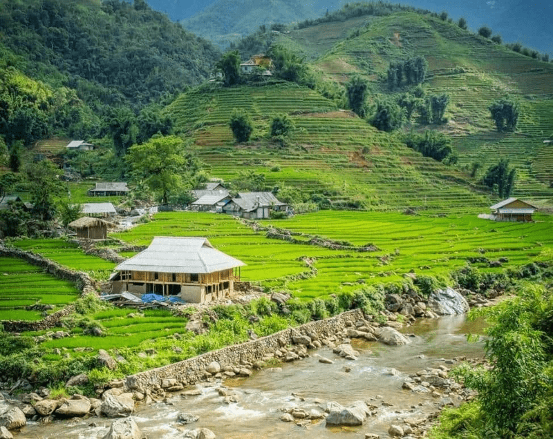 Dòng suối Mường Hoa chảy êm đềm qua những ngôi làng ở phố núi