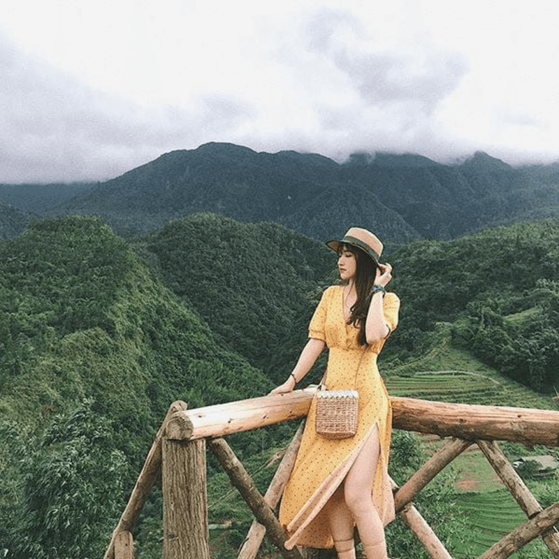 Thời tiết Sa Pa tháng 4 khá ấm áp nên du khách có thể mặc váy liền xẻ cao mang hoạ tiết hoa nhí