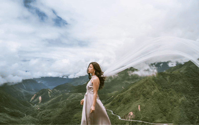 Du khách lưu giữ khoảnh khắc những chùm mây trắng đang trôi bồng bềnh theo gió