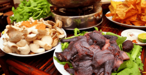 Cận cảnh món lẩu gà đen