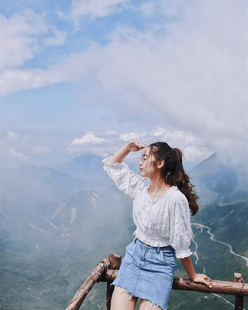 Du lịch Sa Pa tháng 4 với một chiếc áo tay bồng đơn giản kết hợp với chân váy bò 