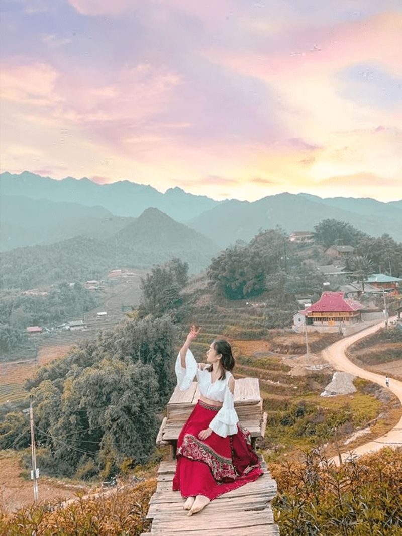 Chân váy boho đỏ thổ cẩm thiết kế xoè được nhiều chị em lựa chọn khi phối với áo trắng tay loe