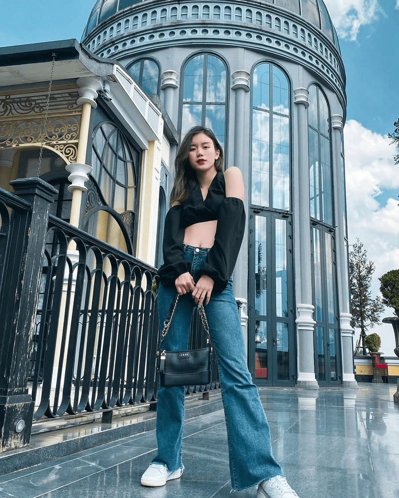 Áo crop top phối với quần jean xanh, sneaker trắng và 1 chiếc túi xách nhỏ gọn là “công thức” để đi Sa Pa vào tháng 4 