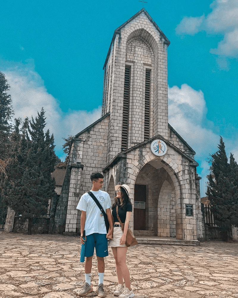 Chỉ cần 1 chiếc áo phông đơn giản phối với chân váy hoặc quần short và 1 chiếc túi đeo chéo cũng đủ khiến bạn nổi bật khi đi Sa Pa đầu tháng 4