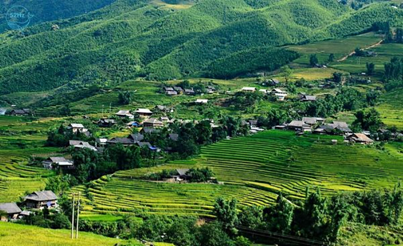Những ngôi nhà dân đơn sơ, “lấp ló” giữa trập trùng đồi núi xanh thăm thẳm