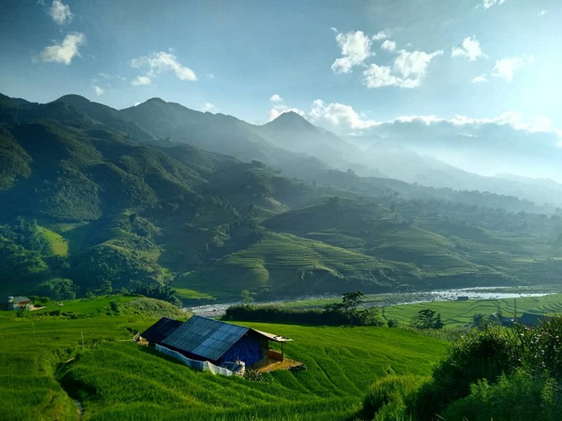Dòng suối Mường Hoa nhìn từ xa