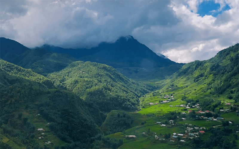Những nét nhà đơn sơ ẩn hiện giữa một màu xanh thẳm của đồi núi, ruộng bậc thang
