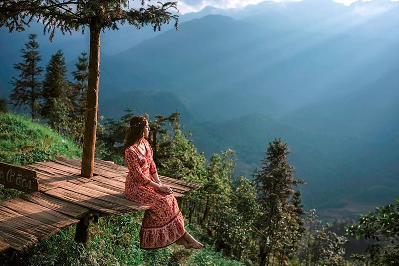 Bạn có thể diện một chiếc váy boho dáng dài và đi chân trần, toát lên nét phóng khoáng của phong cách bohemian