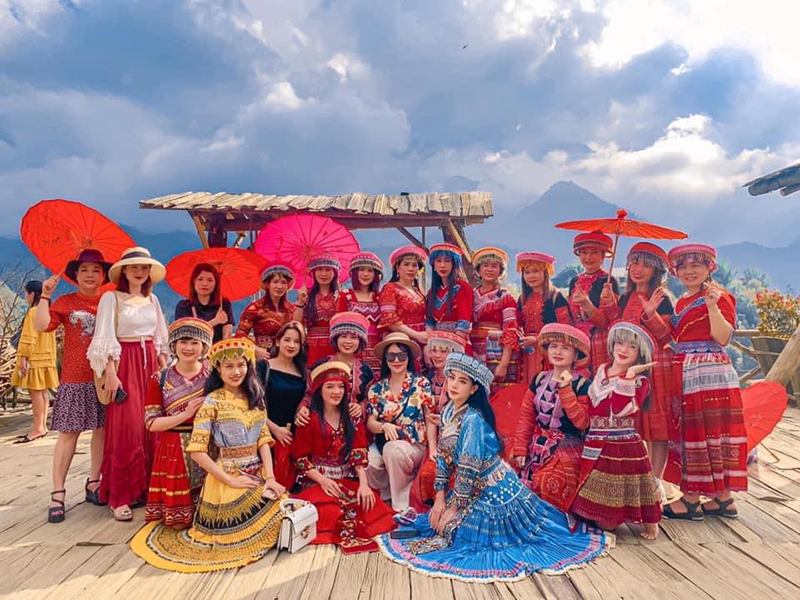 Nhóm du khách mặc trang phục dân tộc rực rỡ