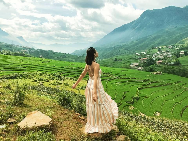 Váy khoét lưng hoặc váy hai dây là lựa chọn phù hợp với tiết trời Sa Pa tháng 6