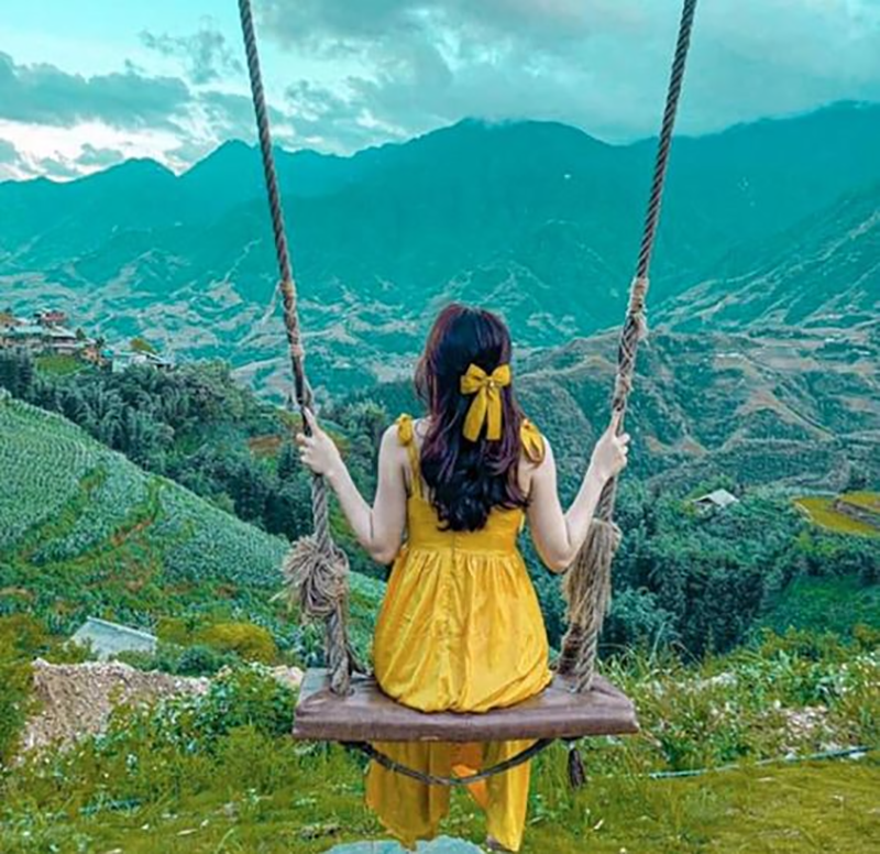 Váy hai dây màu vàng kết hợp với phụ kiện nơ cùng màu tạo nên tổng thể tone sur tone