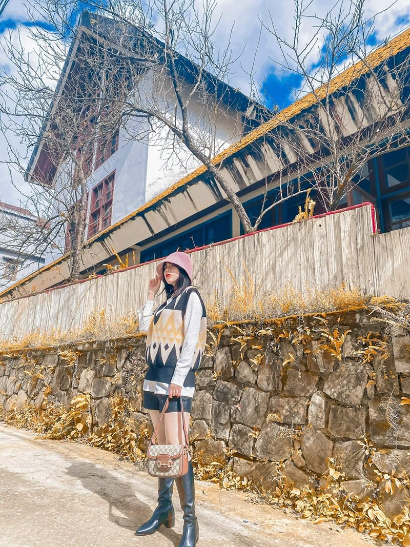 Áo len gile mỏng hoặc váy họa tiết nhiều màu là trang phục phong cách vintage phù hợp với những chuyến đổ đèo sáng sớm