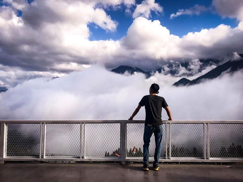 Ban công là địa điểm ngắm mây tuyệt vời của du khách lưu trú tại Viettrekking