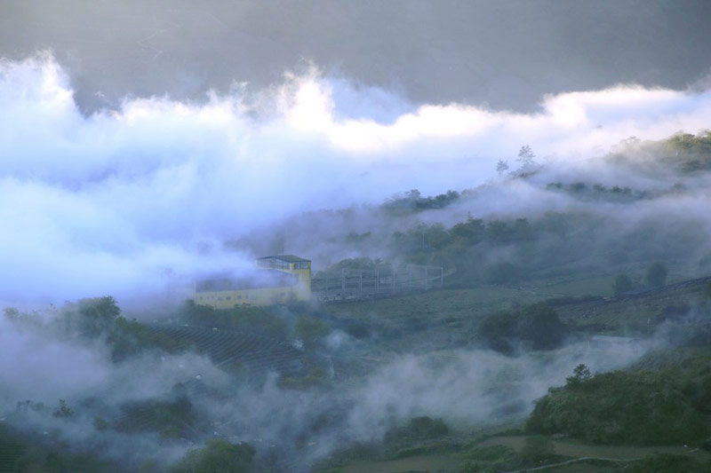 Bản làng chìm sâu dưới làn mây trắng mờ ảo