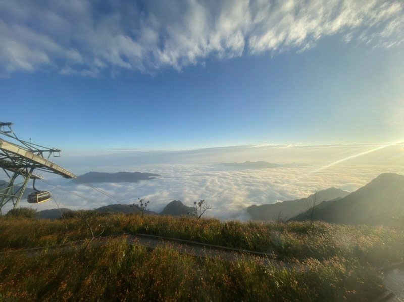 Khung cảnh biển mây bao phủ một vùng rộng lớn 