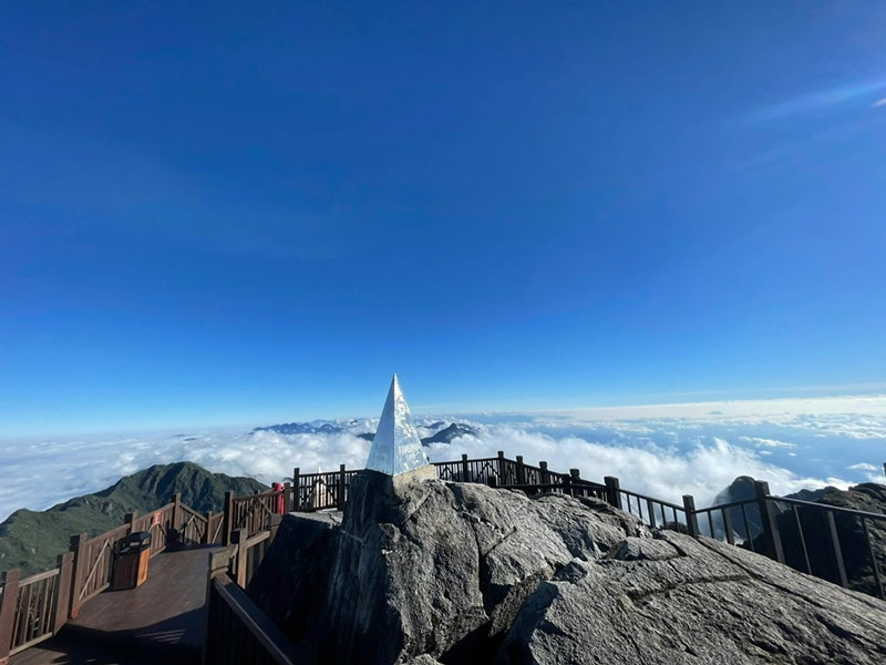 Cột mốc đỉnh Fansipan là địa điểm săn mây Sa Pa cực hot 