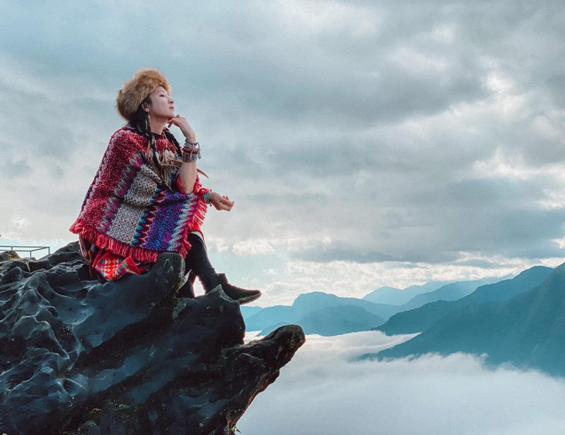 Bạn có thể tham khảo cách tạo dáng chụp nghiêng trên vách núi 