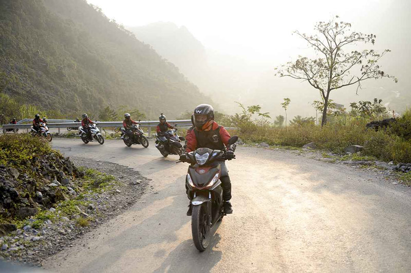 Nếu tự lái xe, bạn đừng quên đổ đầy bình xăng trước chuyến đi 