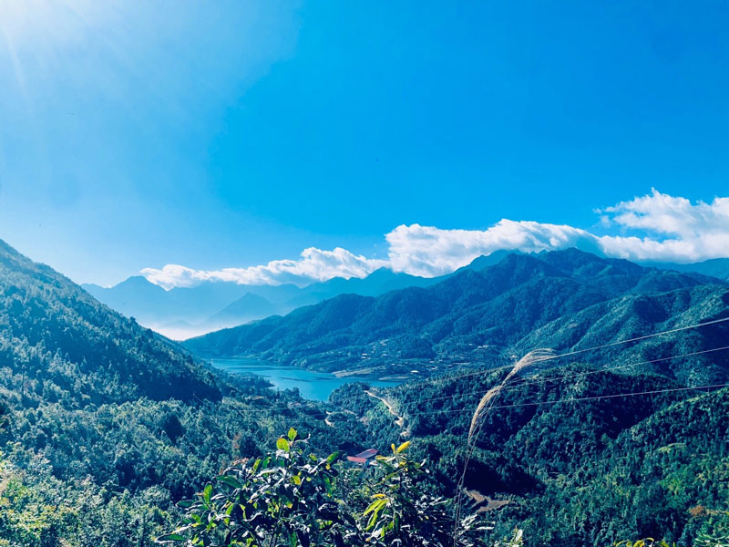 Khung cảnh hùng vĩ của núi non tại khu vực hồ nước Séo Mý Tỷ 