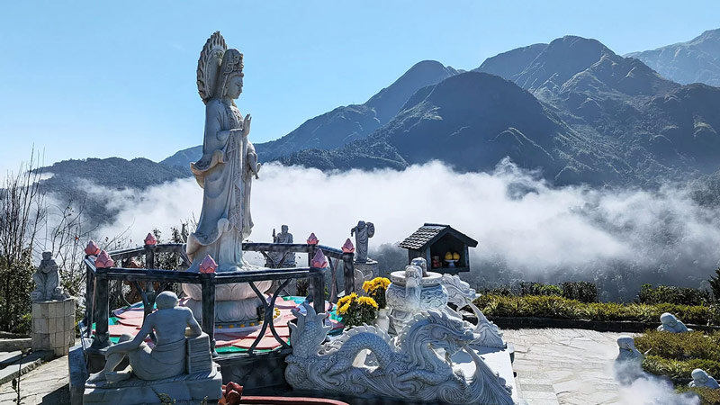 Không gian khu vực Cổng trời Ô Quy Hồ ngập trong mây trắng 