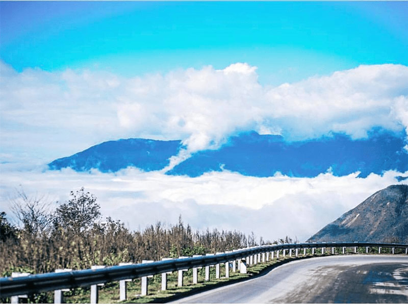 Khung cảnh mây phủ trắng xóa tại khu vực đỉnh đèo Ô Quy Hồ