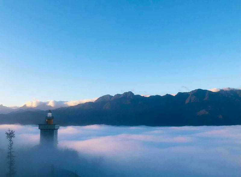 Lớp mây trắng dày bao phủ khắp không gian tạo nên khung cảnh mờ ảo