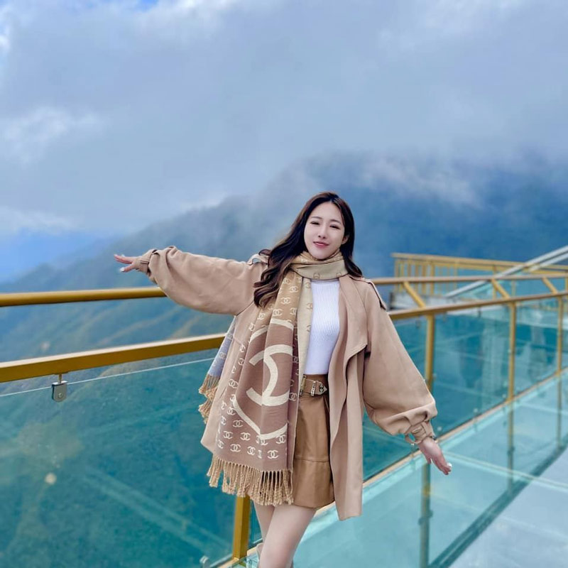 Du khách thích thú lưu lại khoảnh khắc mây sát bên cạnh 