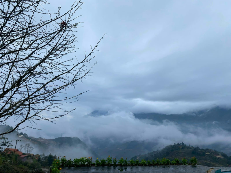 Mây bao phủ khắp núi đồi, mờ mờ ảo ảo