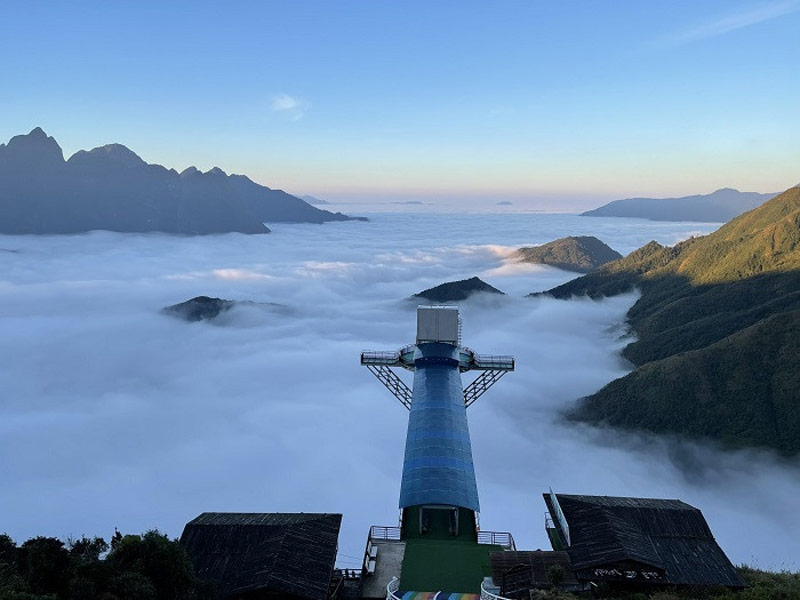 Mây trắng bao phủ khắp núi đồi quan sát từ khu vực Cầu kính Rồng Mây