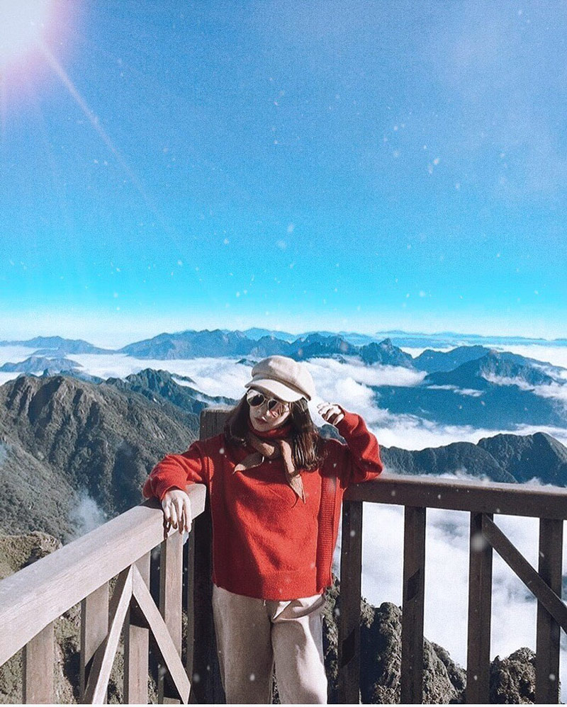 Nếu có lan can, bạn hãy dựa nhẹ vào, quay mặt về phía camera và cố gắng lấy toàn cảnh biển mây phía sau