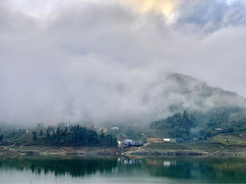 Núi rừng ngập trong làn mây mờ giăng kín lối, mọi thứ mờ ảo dưới làn mây