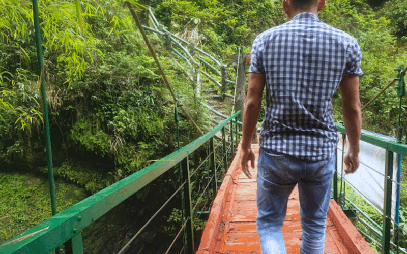 Du khách cần cẩn thận khi băng qua cây cầu nhỏ hẹp