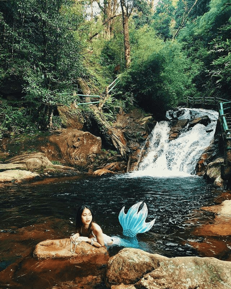 Nữ du khách hóa thành nàng tiên cá giữa làn nước suối hiền hòa