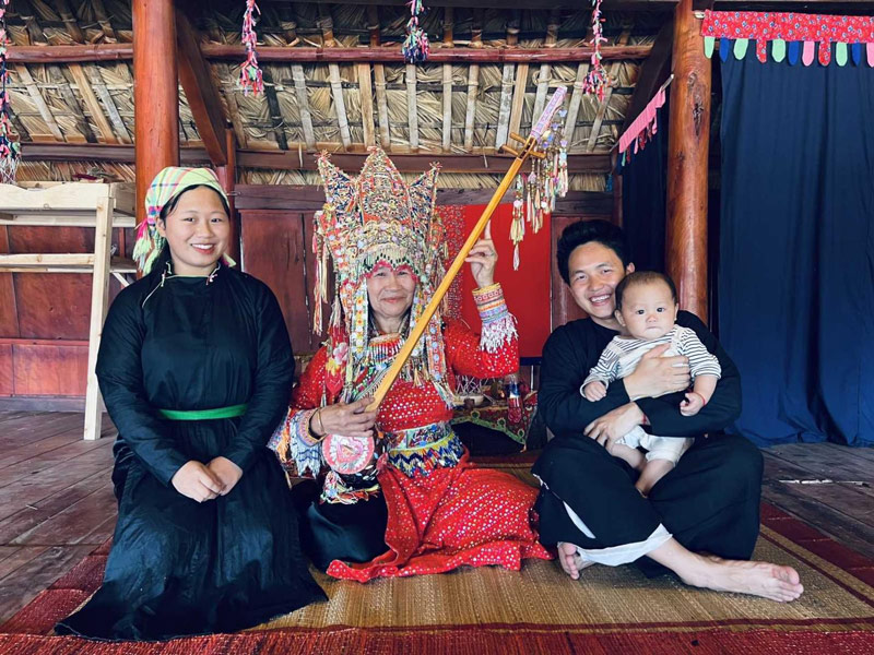 Gần thung lũng hoa hồng ở Sa Pa, du khách có thể đến thăm quan Bản Mây