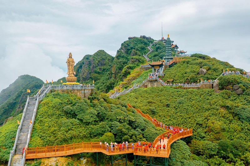 Quần thể công trình tâm linh trải dài ở độ cao trên 2.900m so với mực nước biển