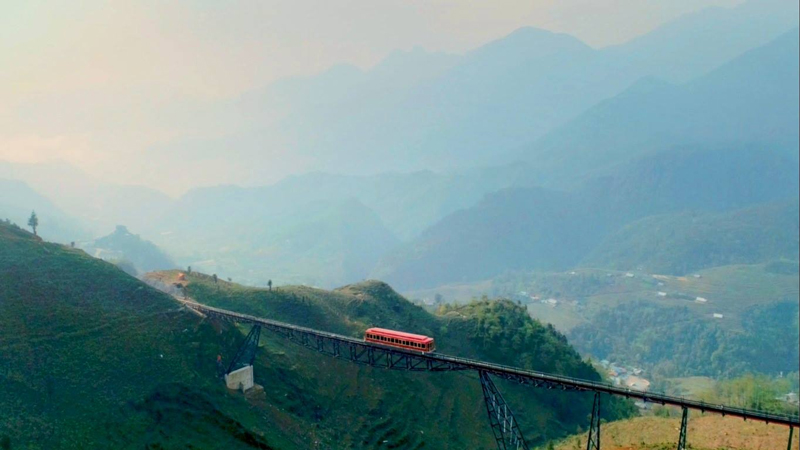 Trải nghiệm ngắm thung lũng hoa hồng từ xa trên chuyến tàu Mường Hoa